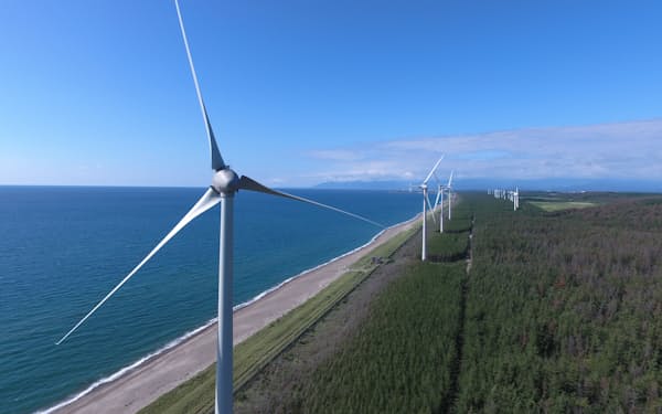 グリーン燃料は風力などで発電した電力を使って精製する（秋田県能代市の風の松原風力発電所）