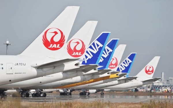 羽田空港に駐機する全日空や日本航空などの旅客機