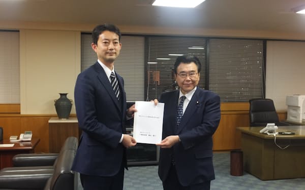 後藤厚労相は千葉県の熊谷知事から要望書を受け取った（27日、厚労省）