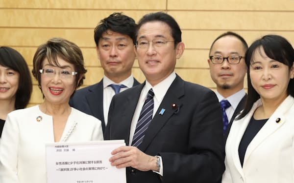 「保育の未来を創る会」の中村紀子代表㊧から提言を受け取った岸田首相（27日、首相官邸）