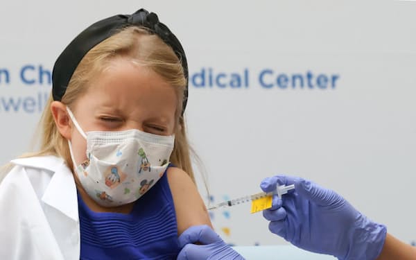 米ニューヨーク州でコロナワクチンを接種する女児（11月、ロイター）