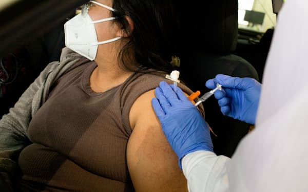 米当局はコロナワクチンの追加接種を促す（27日、ミシガン州）＝ロイター