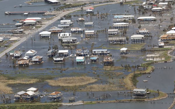 ハリケーン「アイダ」の影響で浸水した家屋（8月、米ルイジアナ州）＝ロイター