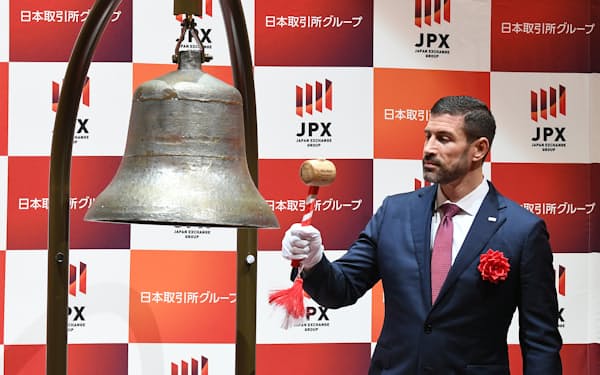 上場式典で鐘を鳴らすPHCホールディングスのジョン・マロッタ社長(14日、東証)