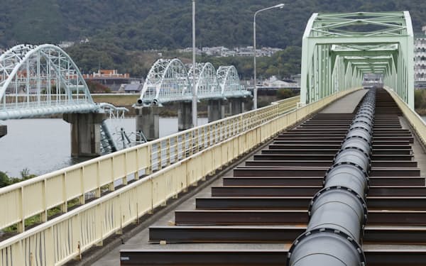 崩落した「水管橋」に並行する県道の橋に設置された仮設の水道管（11月、和歌山市）