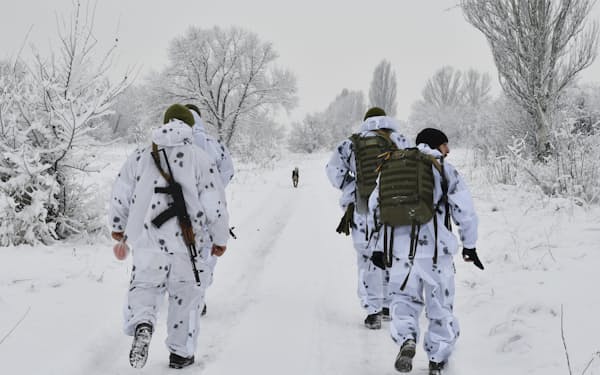 ロシアとの国境に近いウクライナ東部を警戒する兵士ら（27日 ）＝ＡＰ