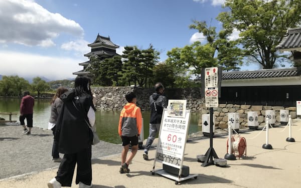 長野県内には人気の観光名所が多く、新型コロナの影響は大きい（松本市の松本城）