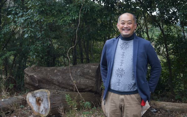 ＭＣＳＣＣの橋本剛代表理事。長崎市では山林の中にある耕作放棄地などを利用してスマートビレッジを建設する（建設予定地周辺で）