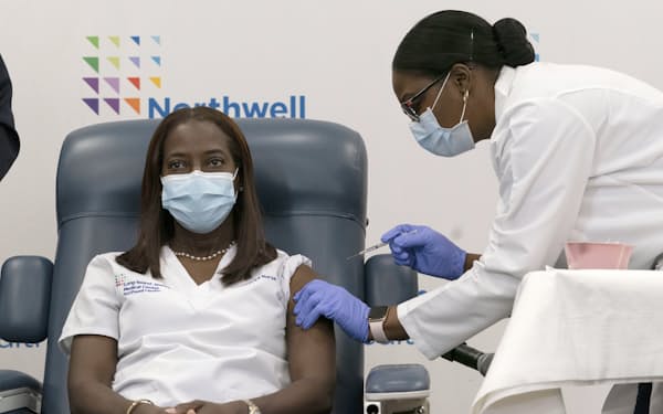 ニューヨークで新型コロナウイルスのワクチンを接種する医療従事者（14日）＝ＡＰ