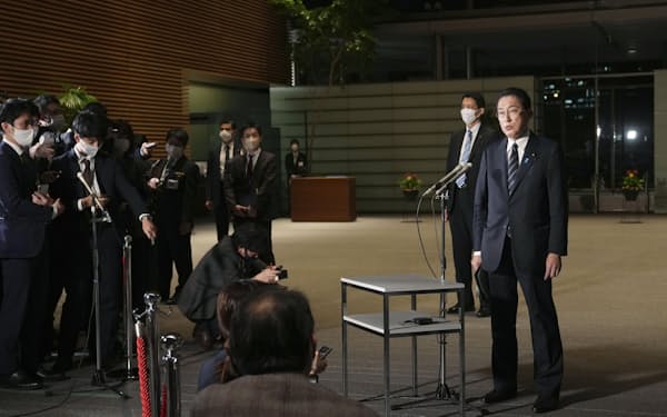 岸田文雄首相は28日夜、オミクロン型への対応を関係閣僚に指示したと明らかにした＝共同