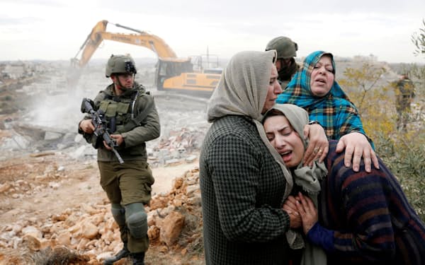 イスラエル軍が占領するヨルダン川西岸で自宅の破壊を嘆くパレスチナ人女性（２８日、ヘブロン）＝ロイター