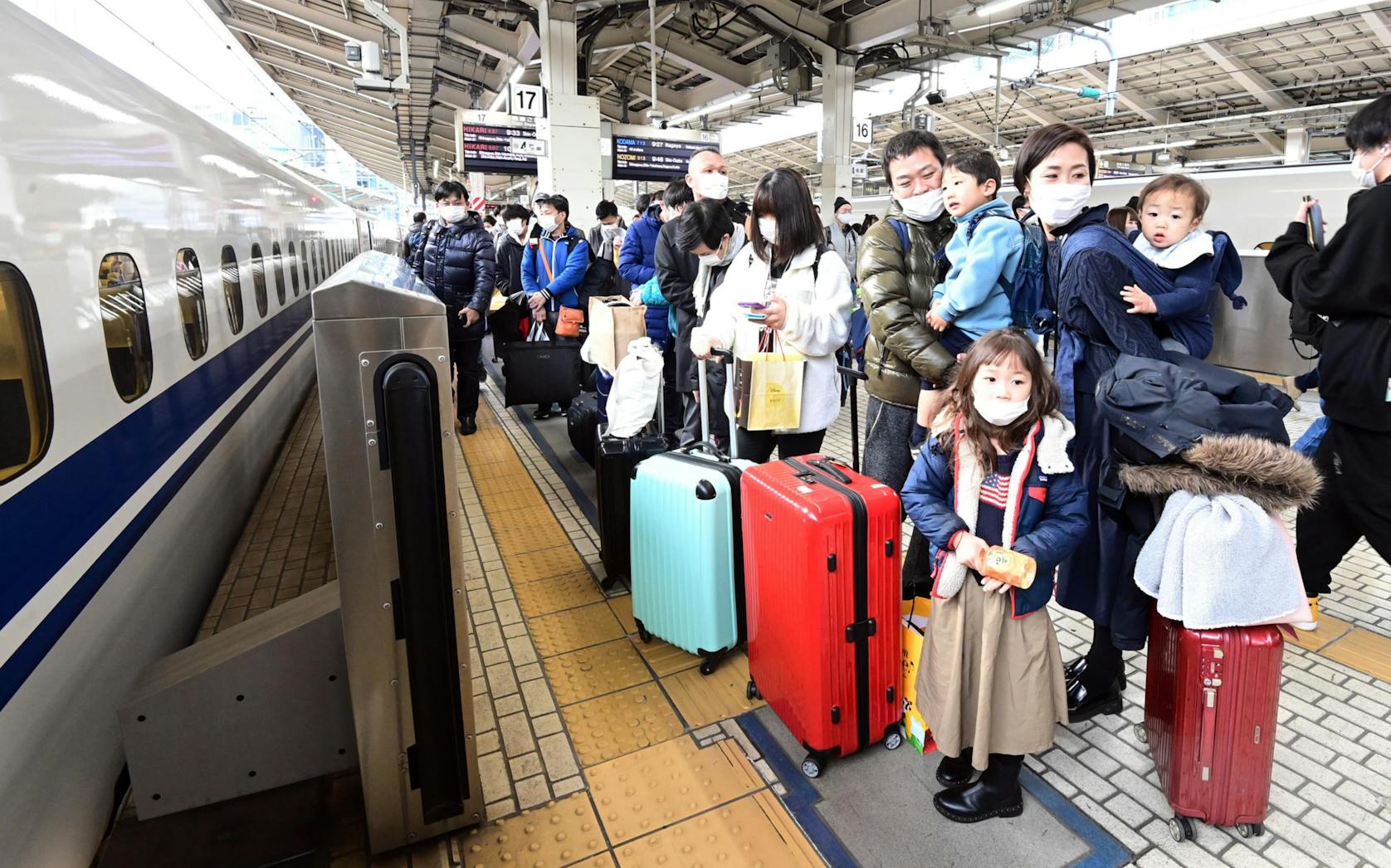 帰省ラッシュで混雑する東海道新幹線のホーム（29日午前、JR東京駅）
