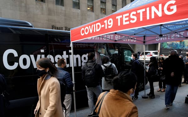 新型コロナウイルスの検査を受けるために待つ人々（ニューヨーク市）＝ロイター