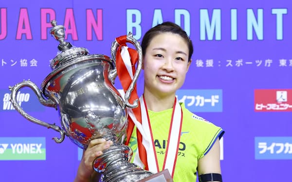 バドミントンの全日本総合選手権女子シングルスで優勝した奥原希望（30日、武蔵野の森総合スポーツプラザ）＝共同