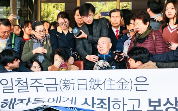 企業に賠償を命じた韓国最高裁判決に喜ぶ原告団（2018年10月、ソウル）
