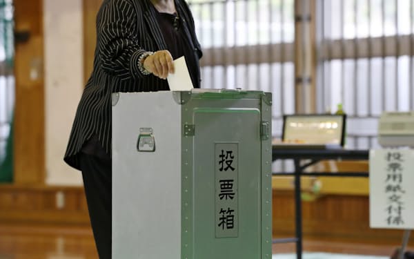 衆院沖縄３区補欠選挙で投票する有権者（２１日、沖縄県沖縄市）