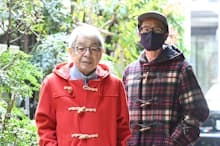 ビンテージのダッフルコートを交換して着た。石津祥介さん（左）は「こういう冒険する色こそ、古着で手ごろに手に入れるのがいいよね」。安藤さんは「50年前のものと思えない今っぽい雰囲気」と気に入った様子（東京都港区の石津事務所で）