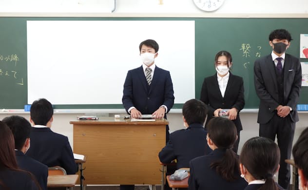 高校生に震災に関する講演活動をする藤原さん㊧らグループのメンバー（神戸市）