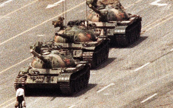 1989年6月5日、北京の天安門広場近くの大通りで、戦車の前に立ちはだかる男性（ロイター＝共同）
