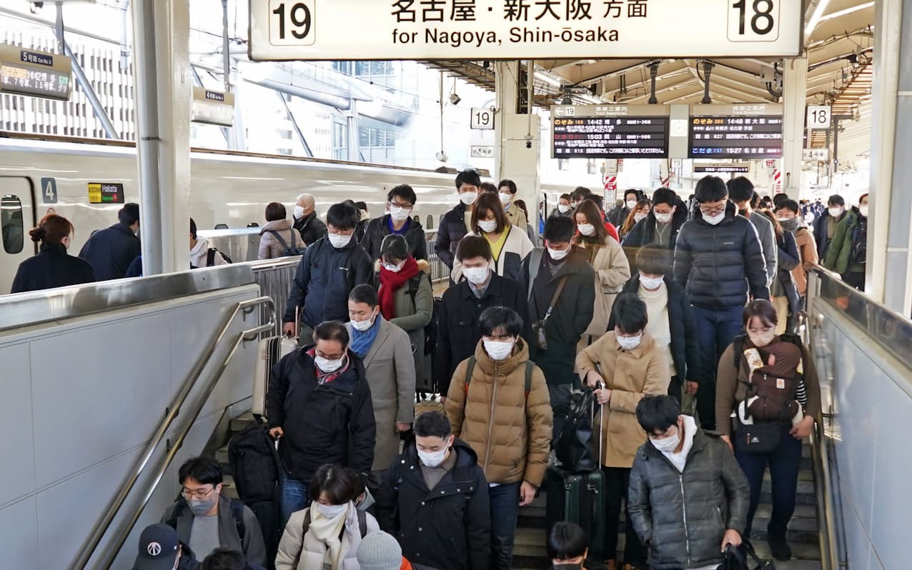 年末年始を古里や行楽地で過ごした人などで混雑するJR東京駅の新幹線ホーム（3日）