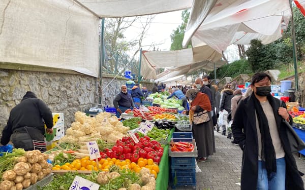 市民が利用する生鮮市場にもインフレの波が及ぶ（2021年12月、イスタンブール）