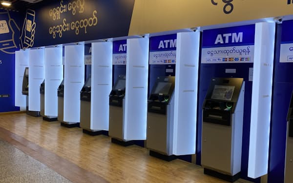 ATMの現金は補充されず、誰も並んでいない（4日、ヤンゴンの商業施設）