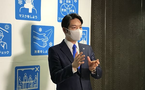 オミクロン型の初感染確認について説明する鈴木直道知事（４日、北海道庁）