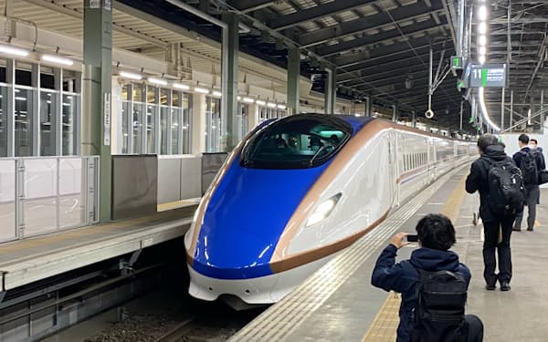 自動運転の試験でホームに到着するJR東日本の新幹線E7系（2021年11月17日、新潟駅で）