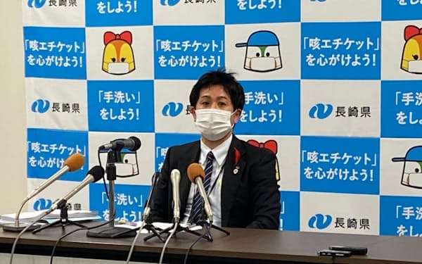 長崎県内でオミクロン型の感染者が確認されたと発表する県の担当者（４日、長崎県庁）