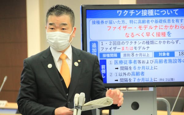 レベル１への引き上げを発表する滋賀県の三日月大造知事（４日、滋賀県庁）