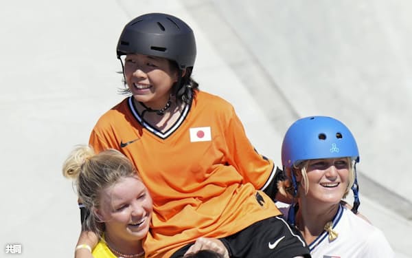 東京五輪のスケートボード女子パーク決勝で、選手たちに担がれる岡本碧優(2021年8月、有明アーバンスポーツパーク)=共同