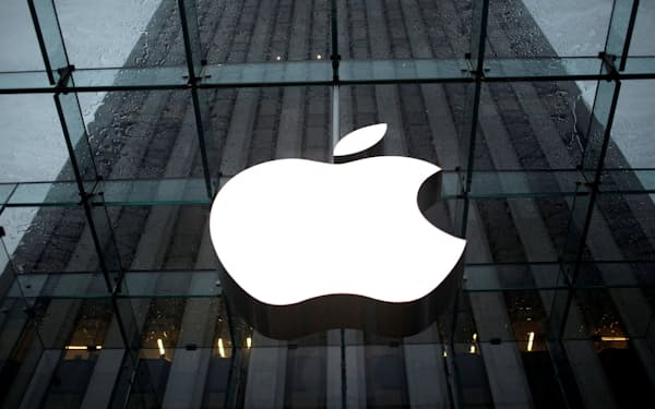アップルはビジネスモデルを一変させた（2011年、ニューヨークのアップルストアのロゴ）＝ロイター