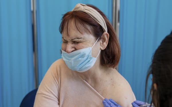 ４回目のワクチン接種を受けるイスラエルの高齢者（４日）＝ＡＰ