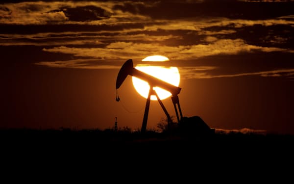 米国など原油消費国は備蓄放出を決めたが、相場は再び上昇基調に（米テキサス州の石油生産設備）＝ＡＰ