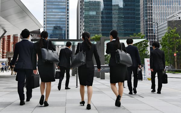採用面接の解禁日、オフィス街を歩く就活生（2018年6月1日、東京・丸の内）