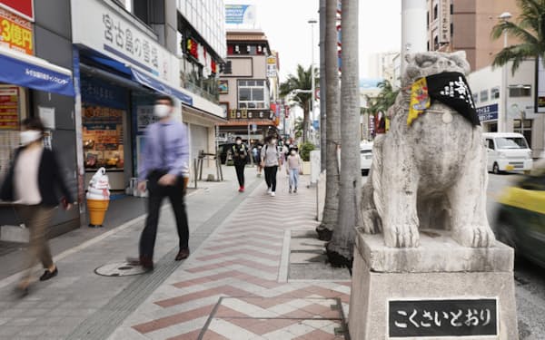 600人以上の新規感染が判明した沖縄県で、那覇市の国際 通りをマスク姿で歩く人たち（5日午後）＝共同