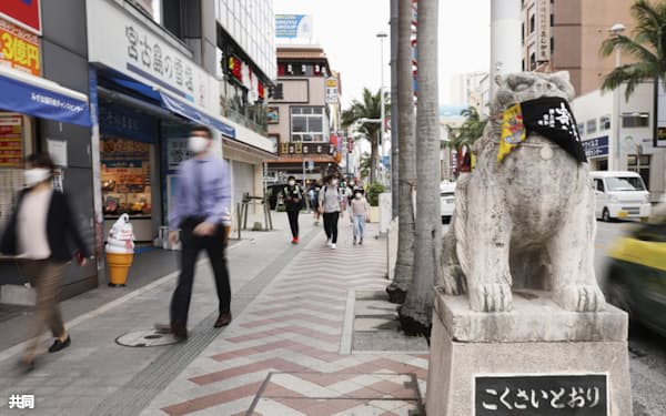 600人以上の新規感染が判明した沖縄県で、那覇市の国際通りをマスク姿で歩く人たち(5日午後)=共同