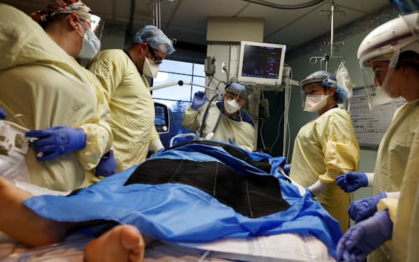 中西部オハイオ州の病院で治療を受ける新型コロナウイルス感染症の患者（１月４日）＝ロイター