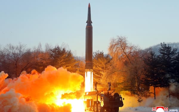 5日の極超音速ミサイルの発射実験＝朝鮮中央通信・共同