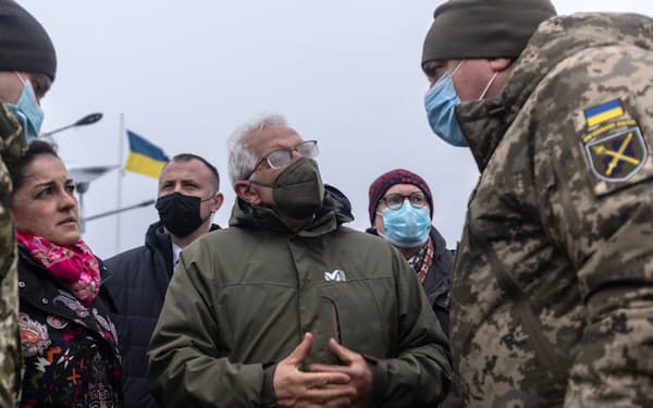 ウクライナ東部を訪れ、同国の兵士と話すＥＵのボレル外交安全保障上級代表（中央、5日）＝ＡＰ