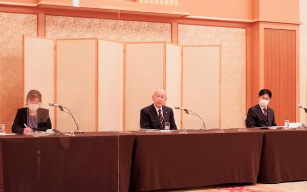 記者会見で話す古川公一副社長（写真中央、6日、札幌市）