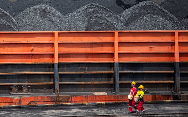 インドネシアの南スマトラ州のパレンバン港で積み上がる輸出用石炭（4日）＝ロイター