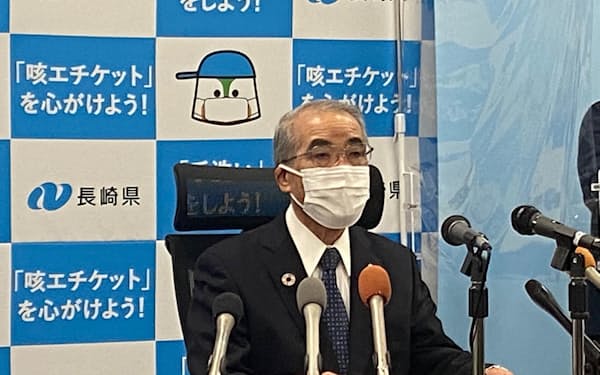 新型コロナの感染状況について会見する長崎県の中村知事（６日、長崎県庁）