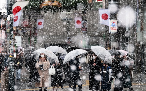 寒波の到来で電力需要が増えている(6日、東京・渋谷)