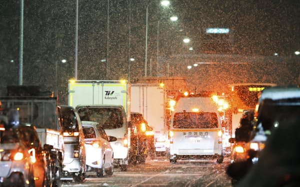 雪が降り、渋滞する首都高速道路（6日、東京都港区）