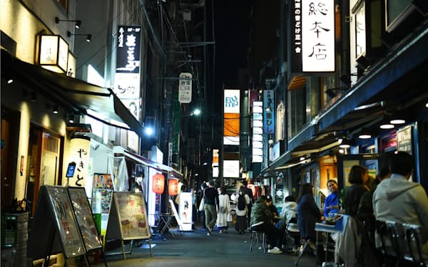 飲食店が立ち並ぶ繁華街(24日、東京都港区)