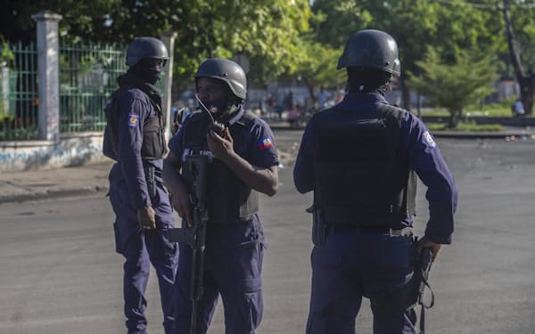 ハイチでは大統領の暗殺で治安が急速に悪化している（首都ポルトープランスで警備する部隊）＝ＡＰ