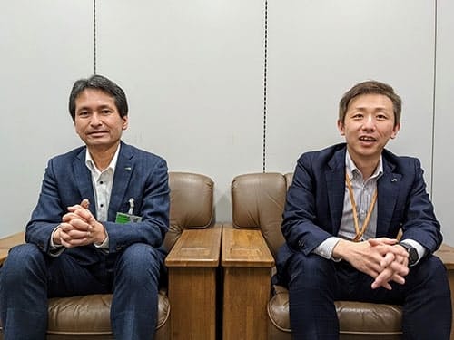 JR東日本のMaaS・Suica推進本部で地域連携ICカードを担当する六田崇氏（右）と高山明氏