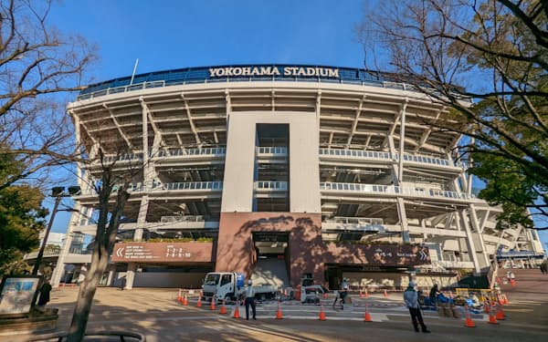 シーズンオフの横浜スタジアム。開幕までに新たな装飾が施される