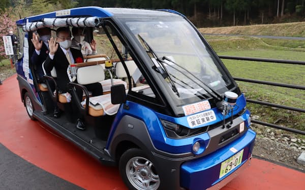 遠隔監視で運行する福井県永平寺町の自動運転車（2021年３月）